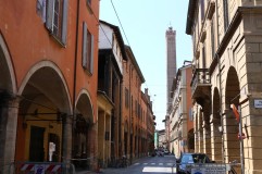 Pasvirę bokštas Asinelli ir Bolonijos gatvelė